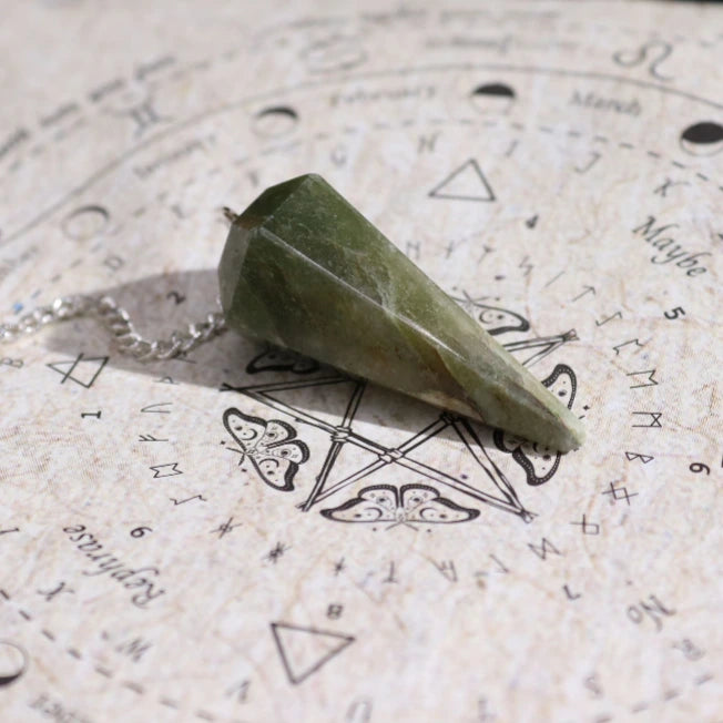 Pendolo divinatorio in pietra verde naturale per rituali magici - Pleyas