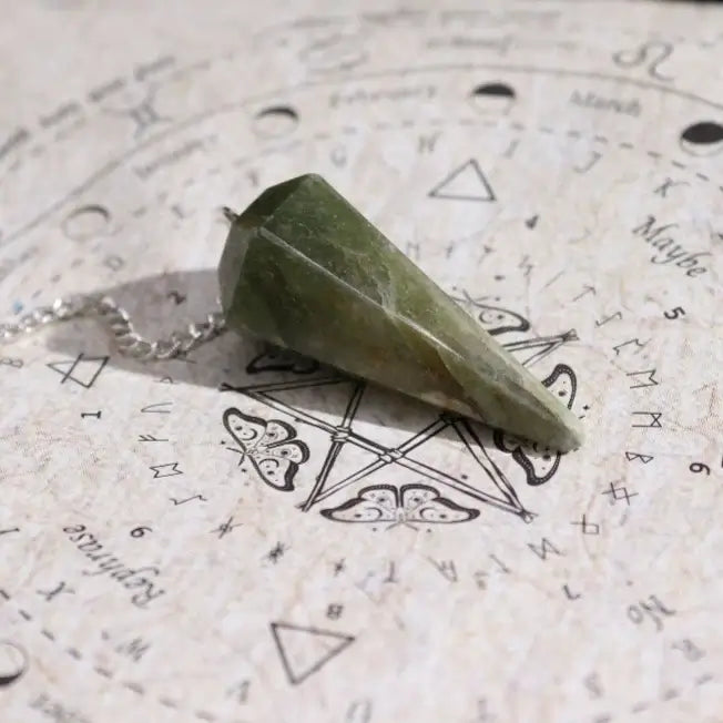 Pendolo divinatorio in pietra verde naturale per rituali magici - Pleyas