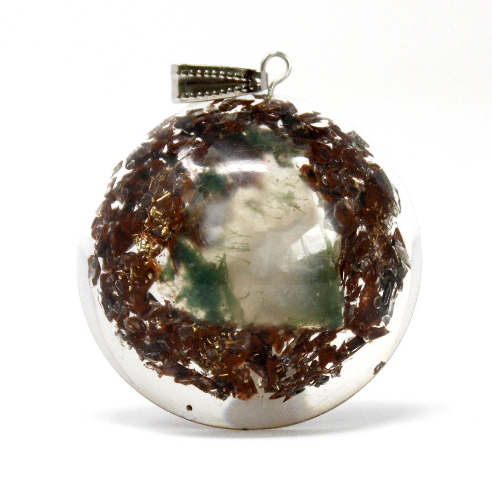 Pendente orgonite triangolo con gemme e metalli, simbolo di energia e potere esoterico.