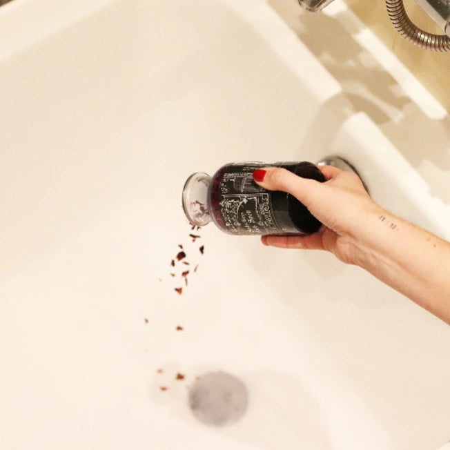 Dettaglio sali da bagno esoterici e amuleto in ametista per rito di seduzione - Pleyas