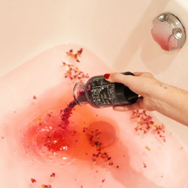 Preparazione del bagno rituale di seduzione con pozione Magia Antica e petali - Pleyas