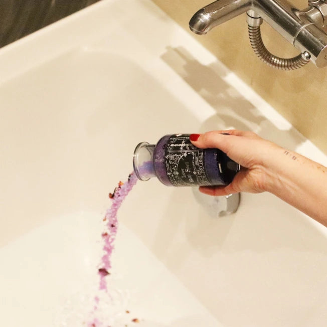Preparazione del bagno rituale dell'amore con sali rosa e quarzo rosa - Pleyas