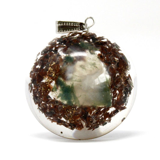 Pendente orgonite triangolo con gemme e metalli, simbolo di energia e potere esoterico.