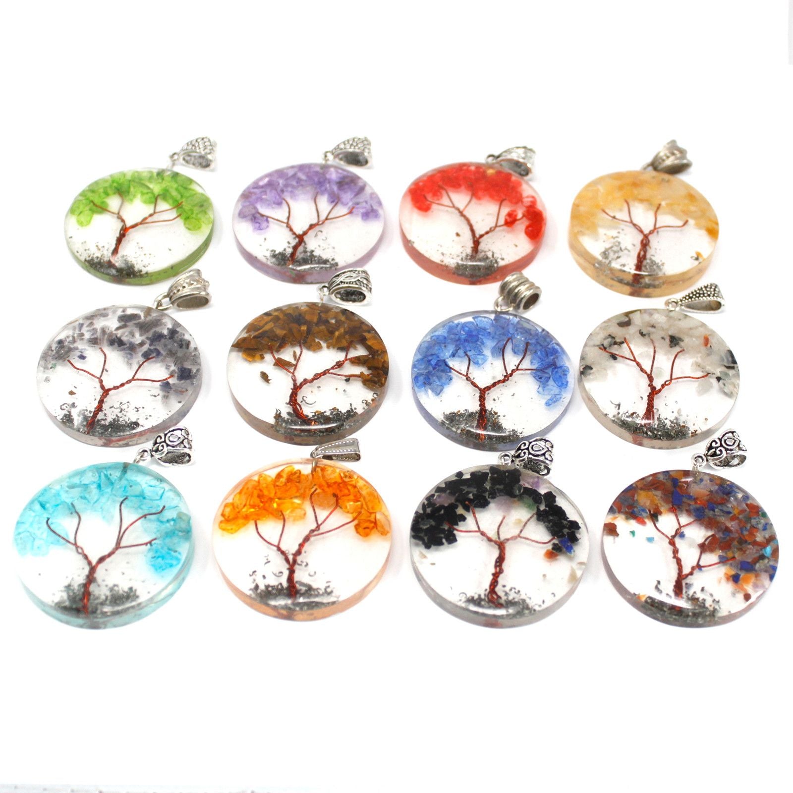 Pendente orgonite albero della vita: medaglioni con alberi colorati in orgonite e pietre preziose.