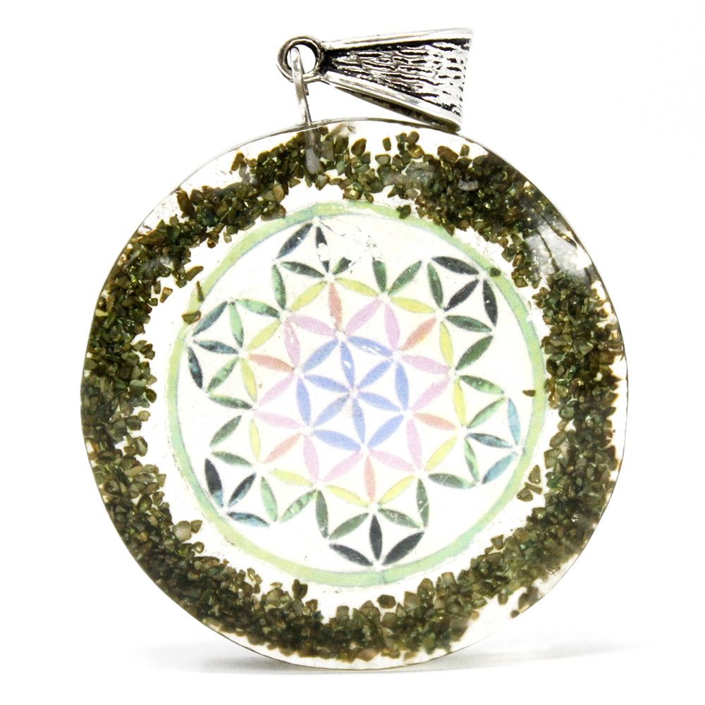 Pendente orgonite mandala verde con simbolo floreale e dettagli verdi.