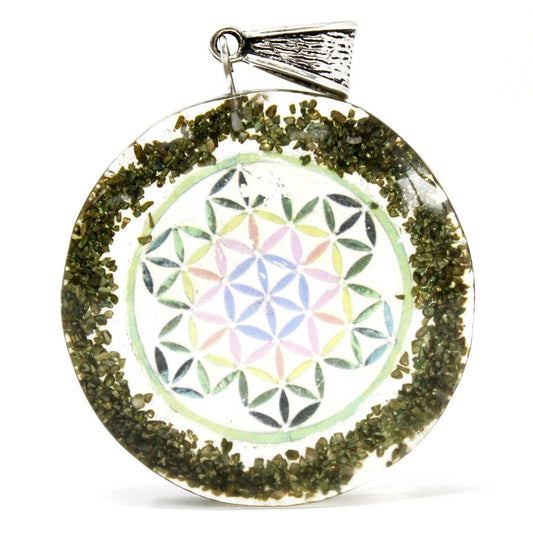 Pendente orgonite mandala verde con simbolo floreale e dettagli verdi.